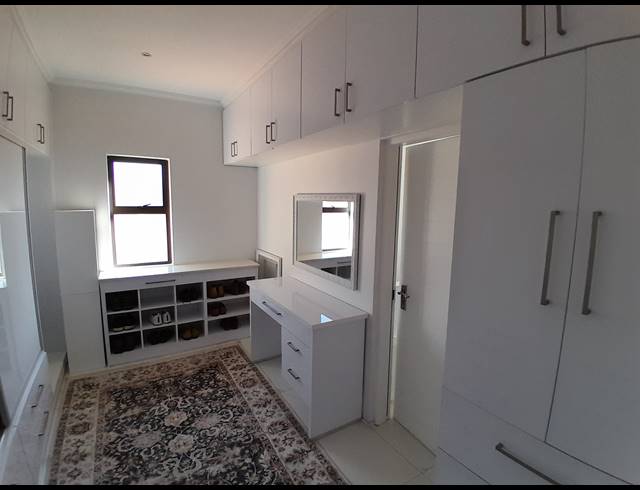 3 BEDROOM BED & BREAKFAST FOR SALE IN SAFARI GARDENS